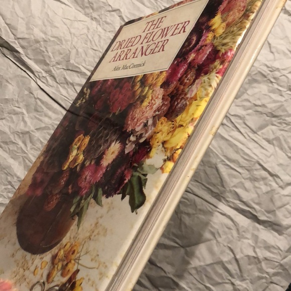 ⭐️3 for $15⭐️ Hardcover | The Dried Flower Arranger - Picture 4 of 5